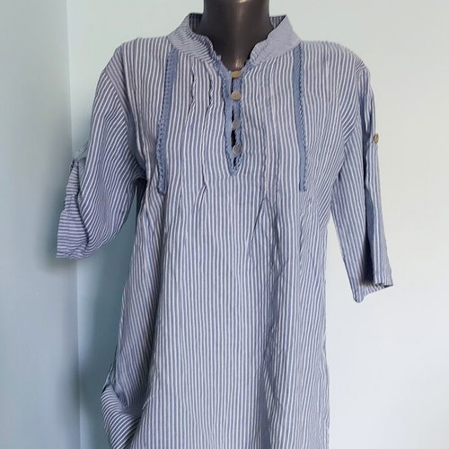 Italian linen tunic with cotton lace and abalone buttons