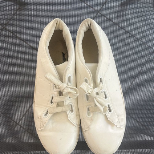 Unisex Athletic Shoes Size 41 White Like New