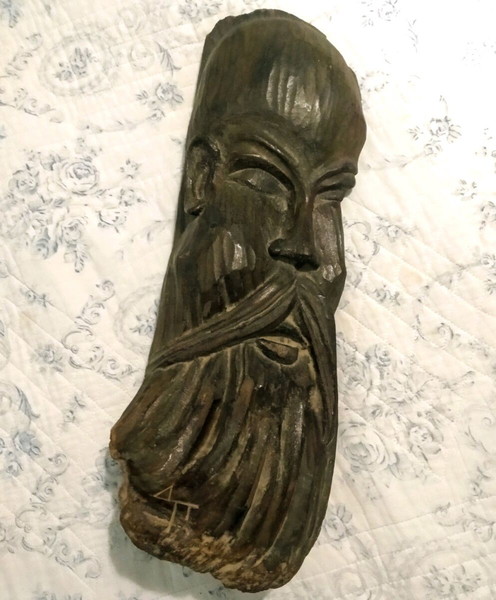 Παλιό κρεμαστό ξυλόγλυπτο