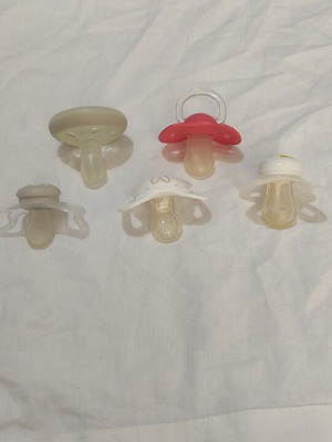 Set of pacifiers 0-6 months like new