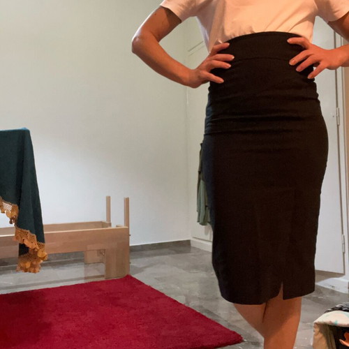 Black pencil style skirt like new Attrattivo