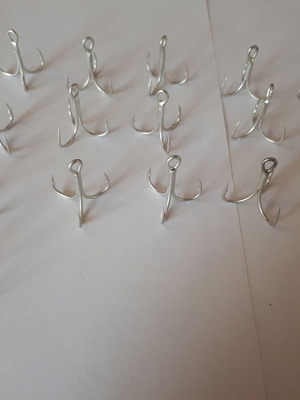 Reinforced fishing treble hooks number 4 new, pack of 16