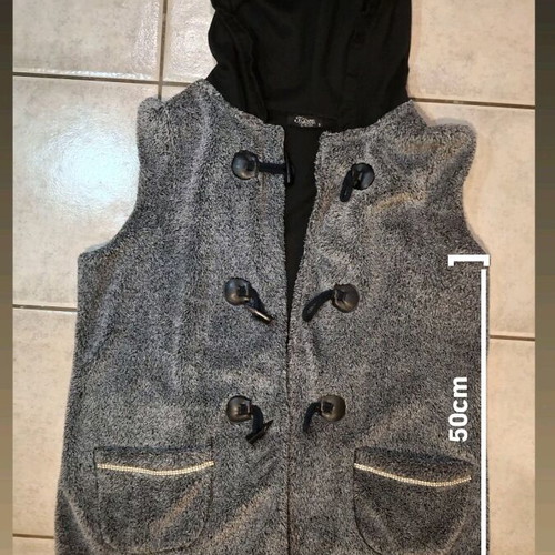 Γυναικείο γκρι γιλέκο Τζενη fashion με κουκούλα και κουμπιά μοντγκόμερι σαν καινούργιο