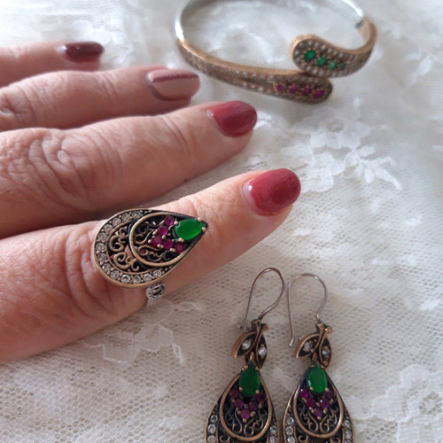 Silver vintage jewelry set used with green details