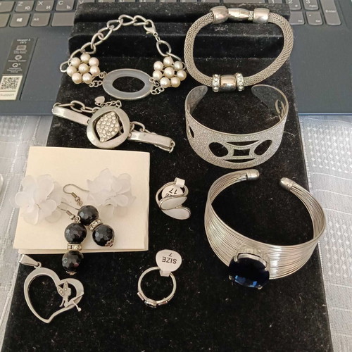 Jewelry set of 10 pieces: 5 bracelets, 2 earrings, 2 rings, pendant