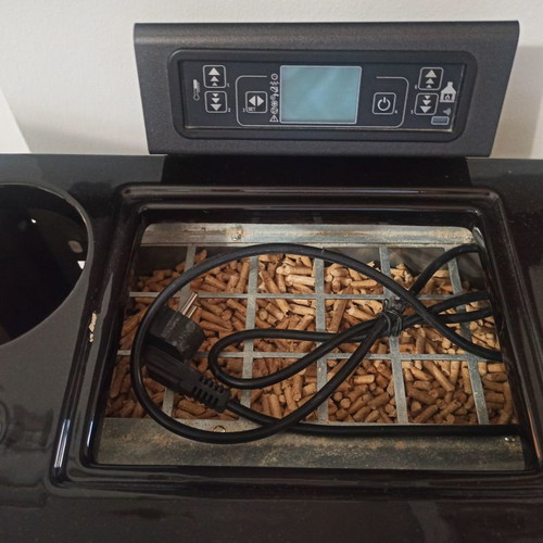 Pellet stove used with remote control, excellent condition
