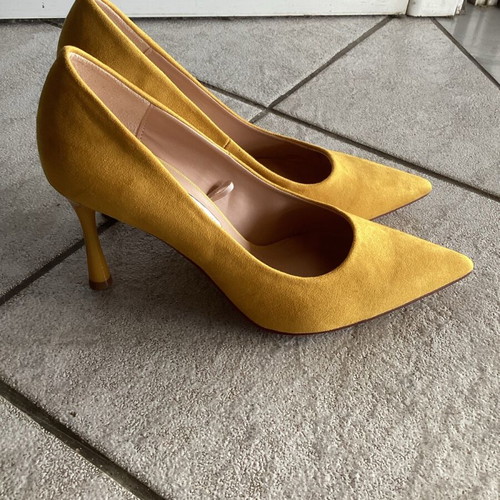Zara suede pumps like new, yellow, size 39