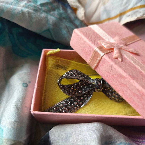 Brooch new, large and beautiful