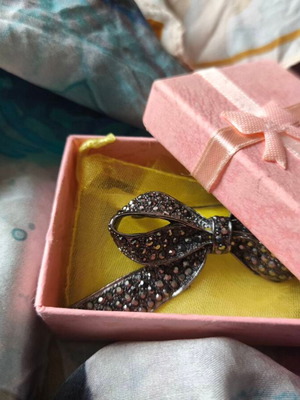 Brooch new, large and beautiful