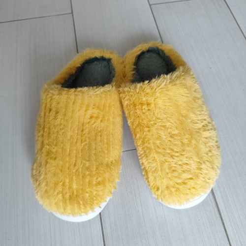 Fur slippers women's size 38/39 like new, yellow