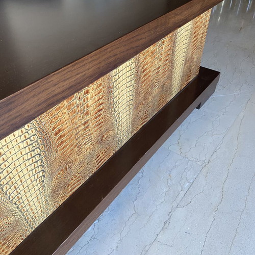 Coffee table like new with dark wood and crocodile leather texture