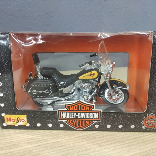 Maisto Harley-Davidson FLSTC Heritage Softail Classic 1/18 scale model