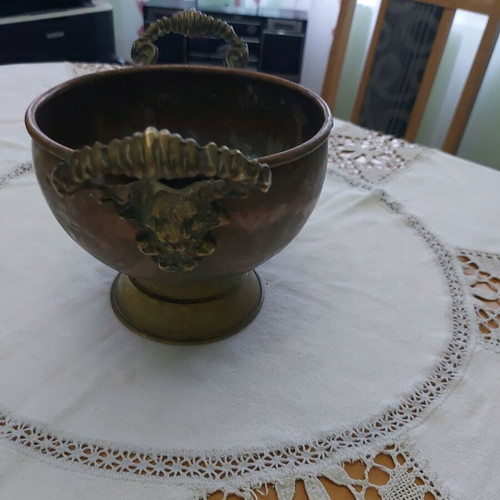Меден съд употребяван с месингови орнаменти и фигури на лъв