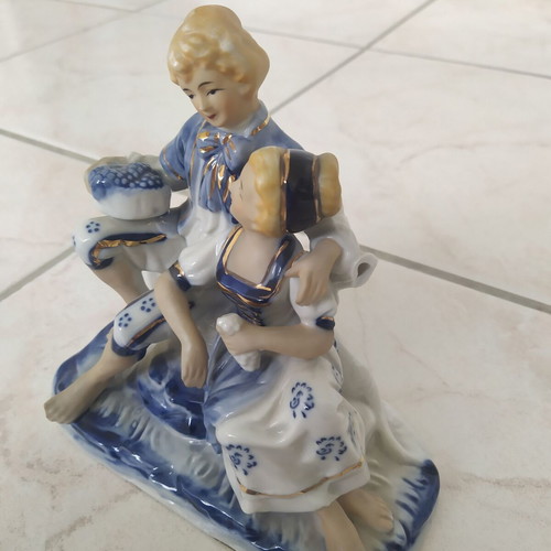 Vintage figurine hugging couple like new