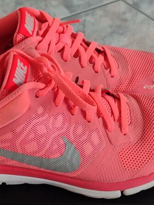 Γυναικεία αθλητικά παπούτσια Nike μεταχειρισμένα, πολύχρωμα πορτοκαλί, μέγεθος 38.5