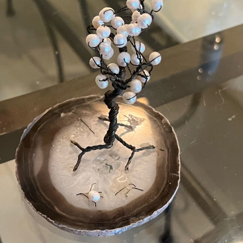 Decorative tree used with wire and pearl on agate