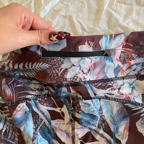 Athletic floral capri workout leggings used with small pocket