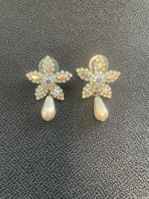 Vintage flower earrings with pearl drop used, shiny