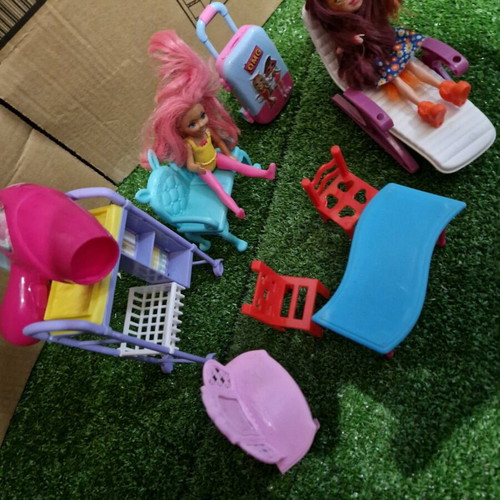 Σετ έπιπλα και μικρές Barbie σαν καινούργιο