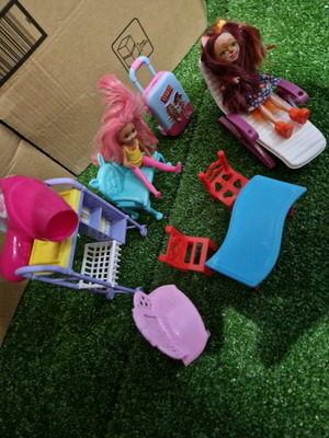Σετ έπιπλα και μικρές Barbie σαν καινούργιο