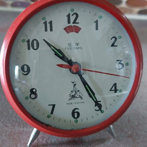 Five Rams wind-up table clock used, analog