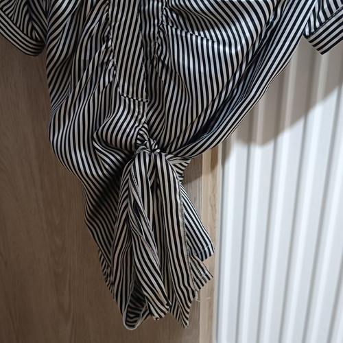 Shirt with short puffed sleeve and side bow, like new, black and white, size L
