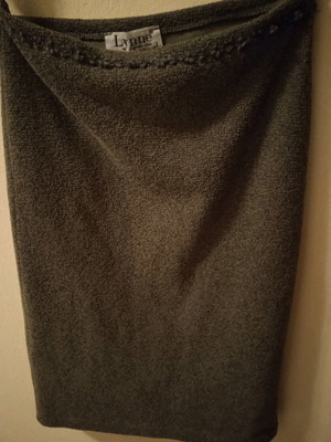 Πλεκτή φούστα Lynne μεταχειρισμένη σε χακί με λουλουδάκια στο ζωνάρι