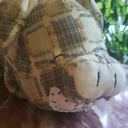 Pig-shaped pillow like new