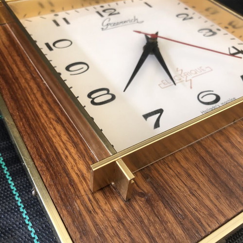 Greenwich electric wall clock like new, functional