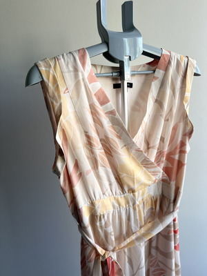 Comma floral dress with tie and zipper, like new, size XXL
