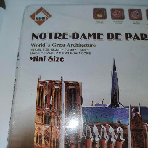 Notre-Dame de Paris 3D Puzzle set like new, 39 pieces