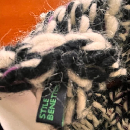 Benetton neck scarf like new, black and white with pink tones