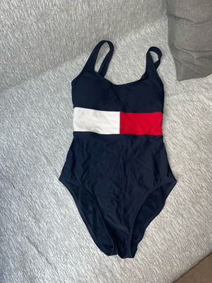 Μαγιό Tommy Hilfiger Small με αφαιρούμενα cups, σε άριστη κατάσταση
