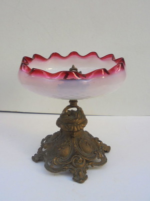 Φρουτιέρα οπαλίνα δαντελωτή με μεταλλική βάση, γαλλική, 100 ετών περίπου