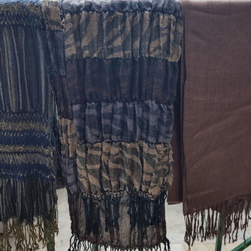 Scarves, shawls and pashminas like new, various colors and designs