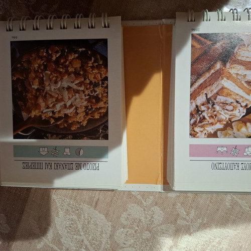 Cookbook "Χρυσά Μενού" spiral, like new, Greek language