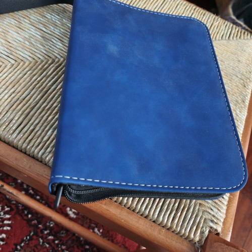 Coin album with 200 slots, zipper closure, strap
