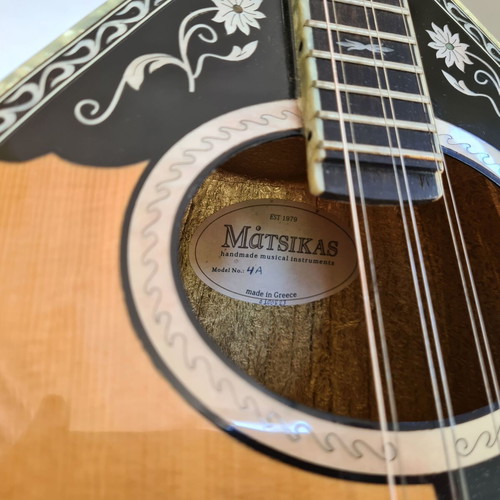 Bouzouki trichordo Matsikas like new with case and footrest
