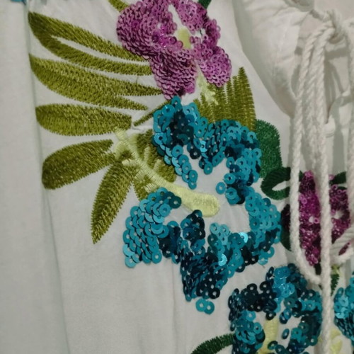 White kaftan with embroidered flowers like new, one size up to XL