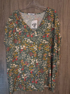 Floral T-shirt new, size M-L