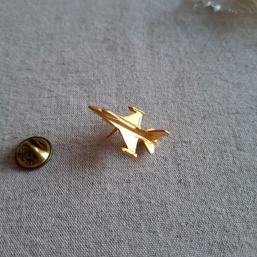 Men's pin warplane new, gold-colored