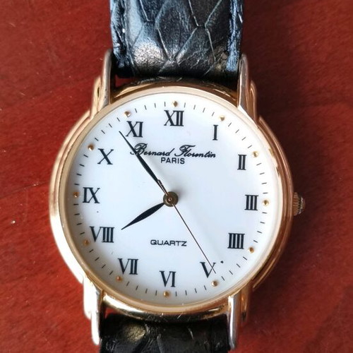 Classic women's watch like new, gold color