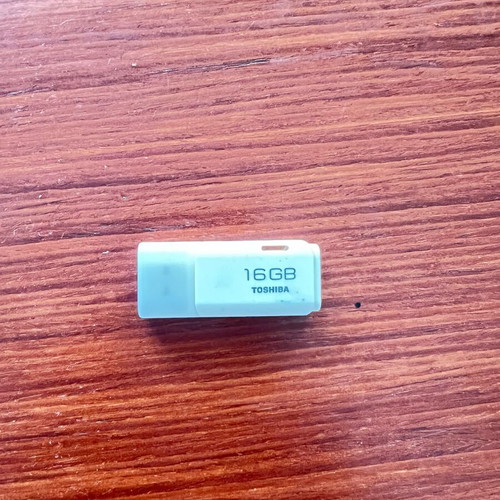 Toshiba USB stick 16 GB like new
