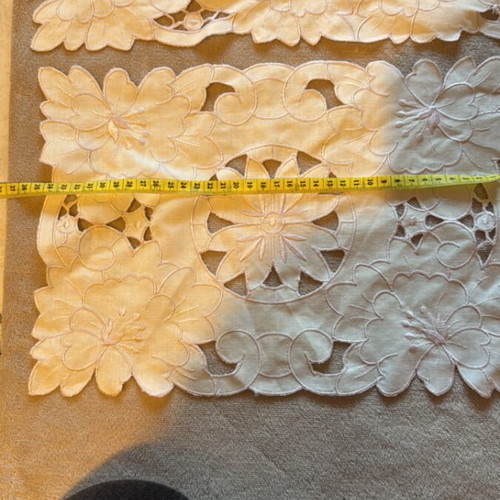 Vintage table linens set of 3 in very good condition