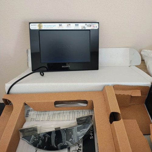 Sony DPF-C70A digital photo frame new