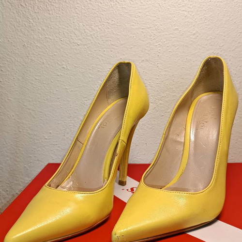 Yellow pumps used, size 37 with minor wear