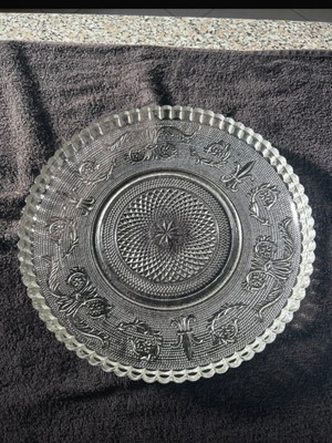 Glass serving platter like new