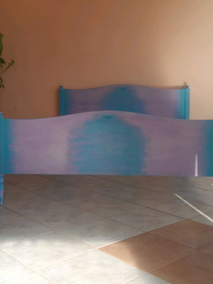 Κρεβάτι βαμμένο με χρώματα κιμωλίας τιρκουάζ και μωβ, σαν καινούργιο