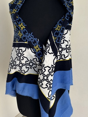 Tous scarf used with bold graphic pattern in navy blue