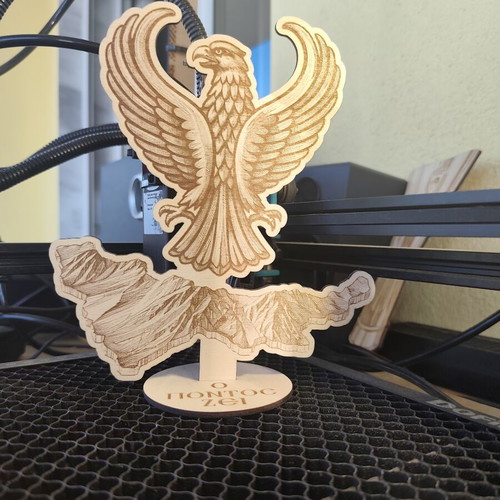 Wooden decorative stand "Ο ΠΟΝΤΟΣ ΖΕΙ" new, handmade laser engraved